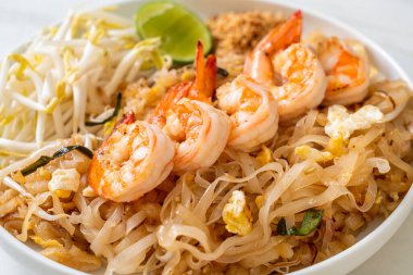 Karides ve lahanalı kızarmış şehriye ya da Pad Thai - Asya yemeği tarzı
