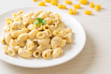 Fırında makarna ve peynir.