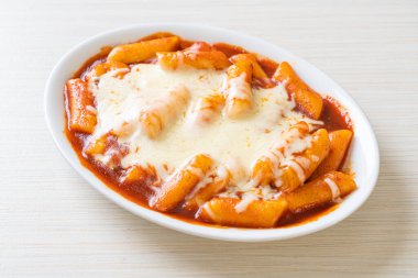 Peynirli Kore soslu Kore pirinç keki, peynirli Peynirli Tokpokki, Peynirli Tteokbokki - Kore yemeği tarzı