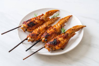 Izgara ya da ızgara tavuk kanadı tabakta şiş
