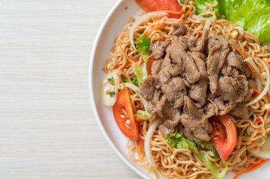 Beyaz tabakta domuz etli hazır şehriye salatası. Asya usulü.