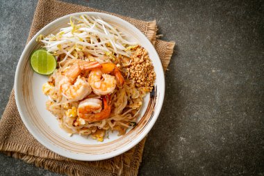 Karides ve lahanalı kızarmış şehriye ya da Pad Thai - Asya yemeği tarzı