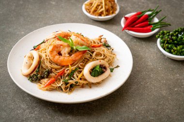 Fesleğenli, biberli, karidesli ve kalamarlı Çin eriştesi. Asya usulü.