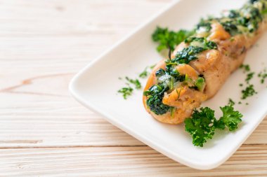 Ispanak ve peynirle doldurulmuş tavuk göğsü