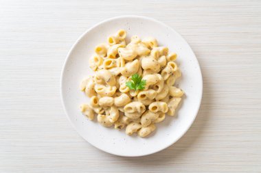 Fırında makarna ve peynir.