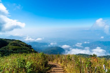 Tayland, Chiang Mai 'deki Kew Mae Pan Doğa Yolu' nda bulutlu ve mavi gökyüzü olan güzel bir dağ tabakası.