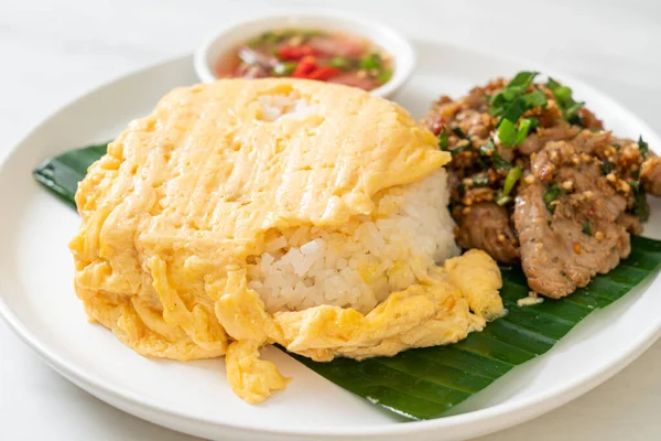 Telur Atas Nasi Dengan Daging Babi Panggang Dan Saus Pedas — Stok Foto