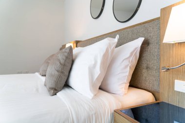 İç dekorasyon odasındaki güzel yastık.