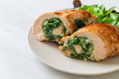Peynir ve ıspanakla doldurulmuş fırında tavuk göğsü.