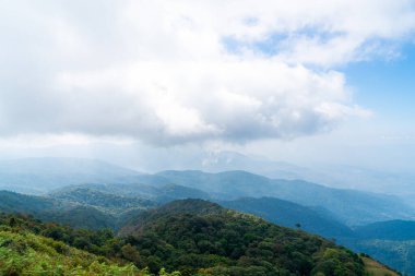 Tayland, Chiang Mai 'deki Kew Mae Pan Doğa Yolu' nda bulutlu ve mavi gökyüzü olan güzel bir dağ tabakası.