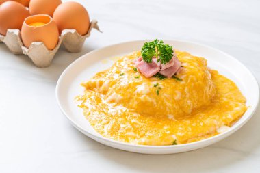 Pirinçli kremalı omlet veya jambonlu pilav ve yumuşak omlet.
