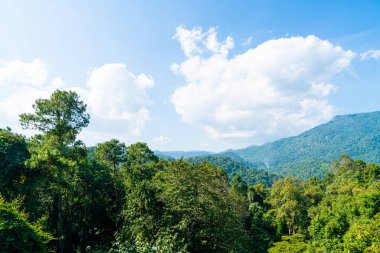 Bulutlu ve mavi gökyüzüyle güzel dağ tepesi