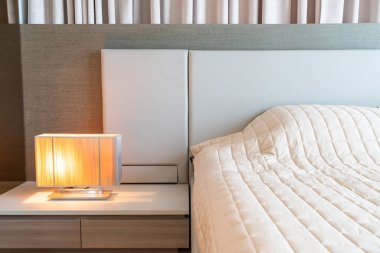 Yatak odasındaki yatak örtüsü süslemeli.