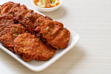 Kızarmış balık köftesi ya da kızarmış balık keki. Asya usulü.