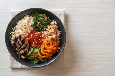 Bibimbap, Kore baharatlı salata ve pirinç kasesi. Geleneksel Kore yemeği tarzı.