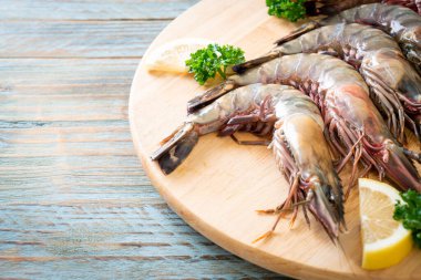 Taze kaplan karidesi ya da tahta üzerinde karides