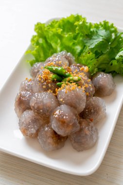 Şeffaf toplara Saku Sai Moo ya da buharda pişirilmiş Tapioca köfteleri deniyor.