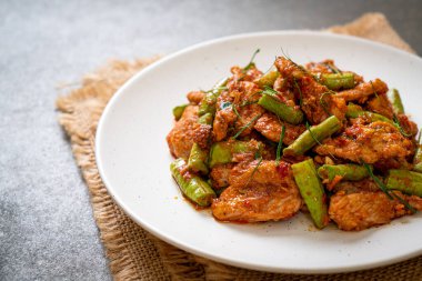 Kızarmış domuz ve fasulyeli kırmızı köri ezmesi. Asya usulü.