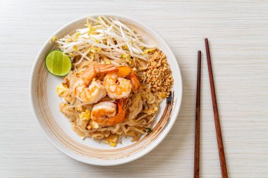 Karides ve lahanalı kızarmış şehriye ya da Pad Thai - Asya yemeği tarzı