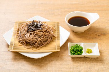 Soğuk karabuğday sobalı erişte veya zaru ramen Japon yemek tarzı.
