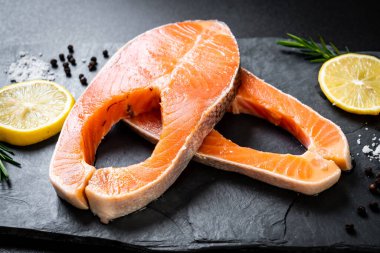 İçinde malzeme olan taze çiğ somon filetosu bifteği.