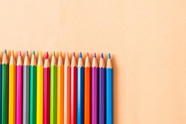 Kağıt arkaplanda kopyalama alanı olan renkli kalem