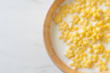 Kahvaltıda taze süt ve tahıl gevreği.