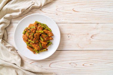 Kızarmış domuz ve fasulyeli kırmızı köri ezmesi. Asya usulü.