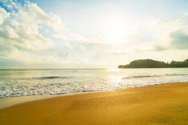 Güneşin doğuşunda ya da batışında güzel ve boş sahil denizi