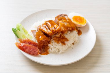 Pirinçli çıtır domuz eti ve barbekü sosu.