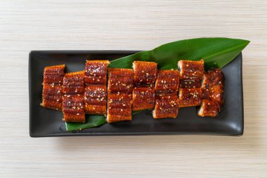Dilimlenmiş yılan balığı ya da soslu ızgara unagi (Kabayaki) - Japon yemeği tarzı.