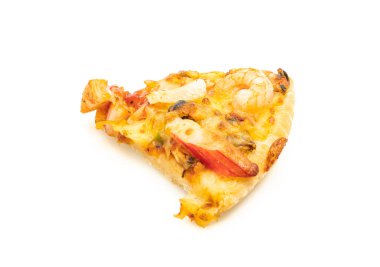 Beyaz arka planda izole edilmiş deniz ürünleri pizzası.