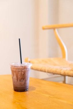 Kahve dükkanında buzlu çikolatalı milkshake.