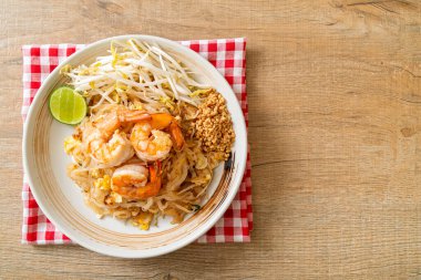 Karides ve lahanalı kızarmış şehriye ya da Pad Thai - Asya yemeği tarzı