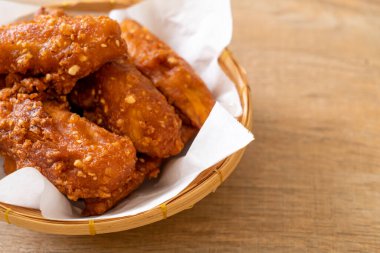 Kızarmış patates. Susamlı. Tayland usulü.