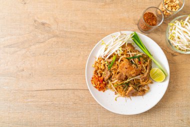 Asya usulü kızarmış pilav ve domuz eti.