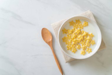 Kahvaltıda taze süt ve tahıl gevreği.