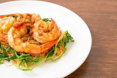 Kızarmış pirinç vermicelli ve karidesli su mimozası.