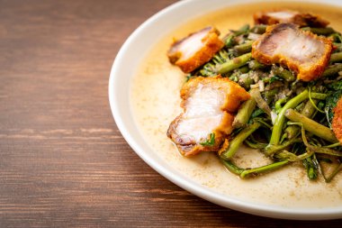 Kızarmış su mimozası ve tabakta domuz eti.