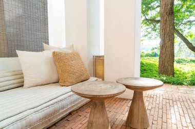 Güzel ve rahat yastıklar kanepede süslenir.