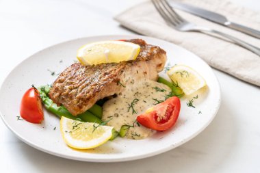 Izgara balık bifteği.