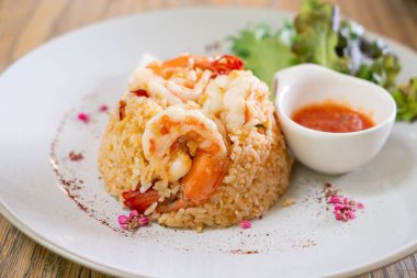 karides pilavı ve tuzlu yumurta.