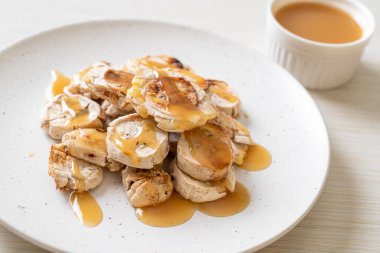 Izgarada dilimlenmiş muz ve karamel sosu.