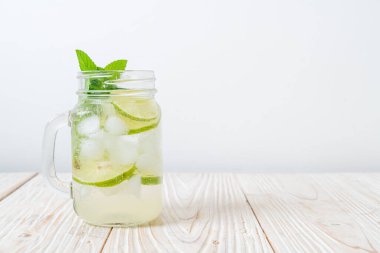 Naneli buzlu limonlu soda, ferahlatıcı içecek.