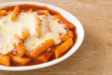 Peynirli Kore soslu Kore pirinç keki, peynirli Peynirli Tokpokki, Peynirli Tteokbokki - Kore yemeği tarzı