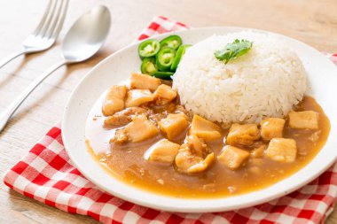 Kahverengi soslu tavuk mu yoksa pirinç soslu sos mu? Asya tarzı.