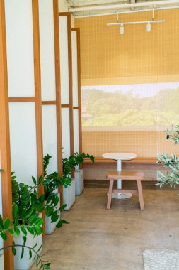 Kafe ve restoranda boş masa ve sandalye.