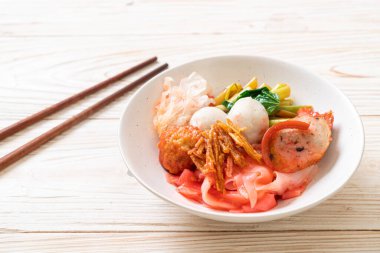 (Yen-Ta-Four) - Tayland usulü erişte, çeşitli soya peyniri ve balık köftesi ile Kırmızı Çorba - Asya usulü