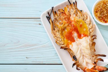 Izgara Taze Dev Nehir Karidesi Baharatlı Deniz Ürünleri Soslu