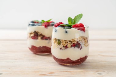 Ev yapımı ahududu ve yaban mersinli yoğurt ve granola. Sağlıklı yemek tarzı.